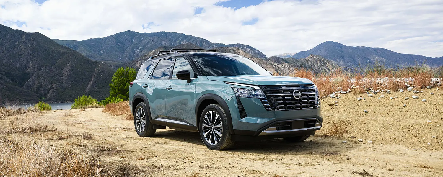 How does the Pathfinder stand out for comfort and tech in Akron?