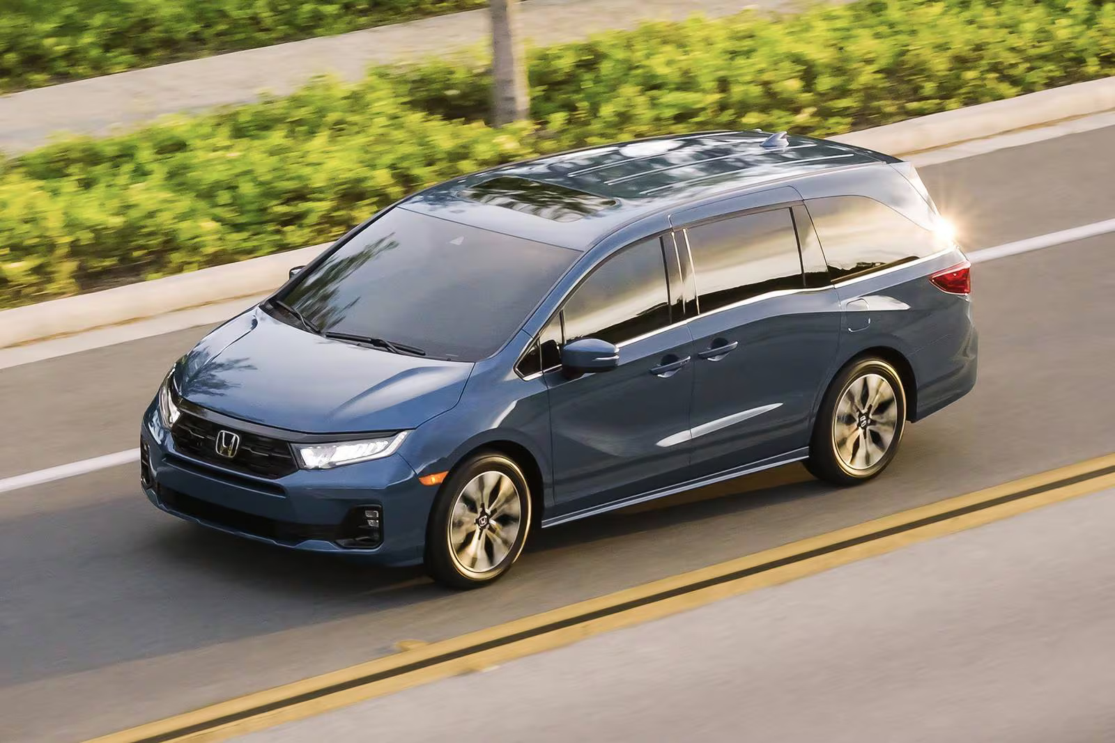 2026 Honda Odyssey vs. Toyota Sienna: Which Minivan Offers More Everyday Convenience?