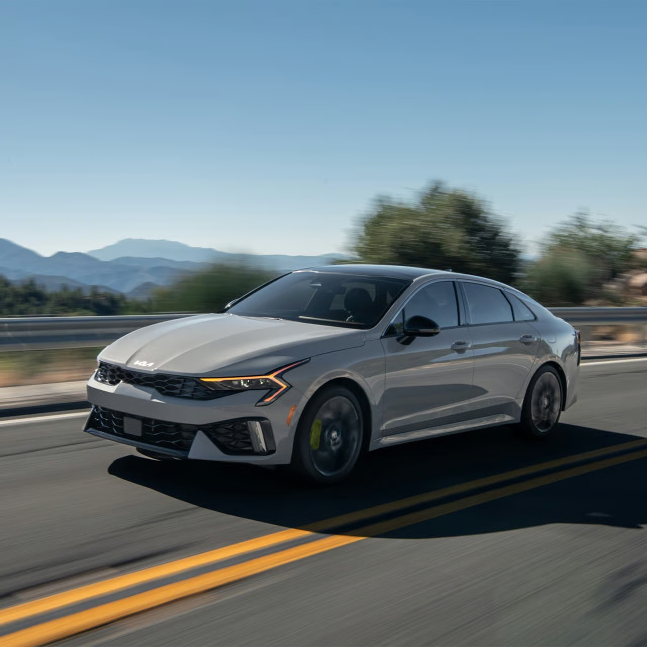 Kia K5 vs. Toyota Camry: Which Sedan Fits Des Moines Drivers Better?