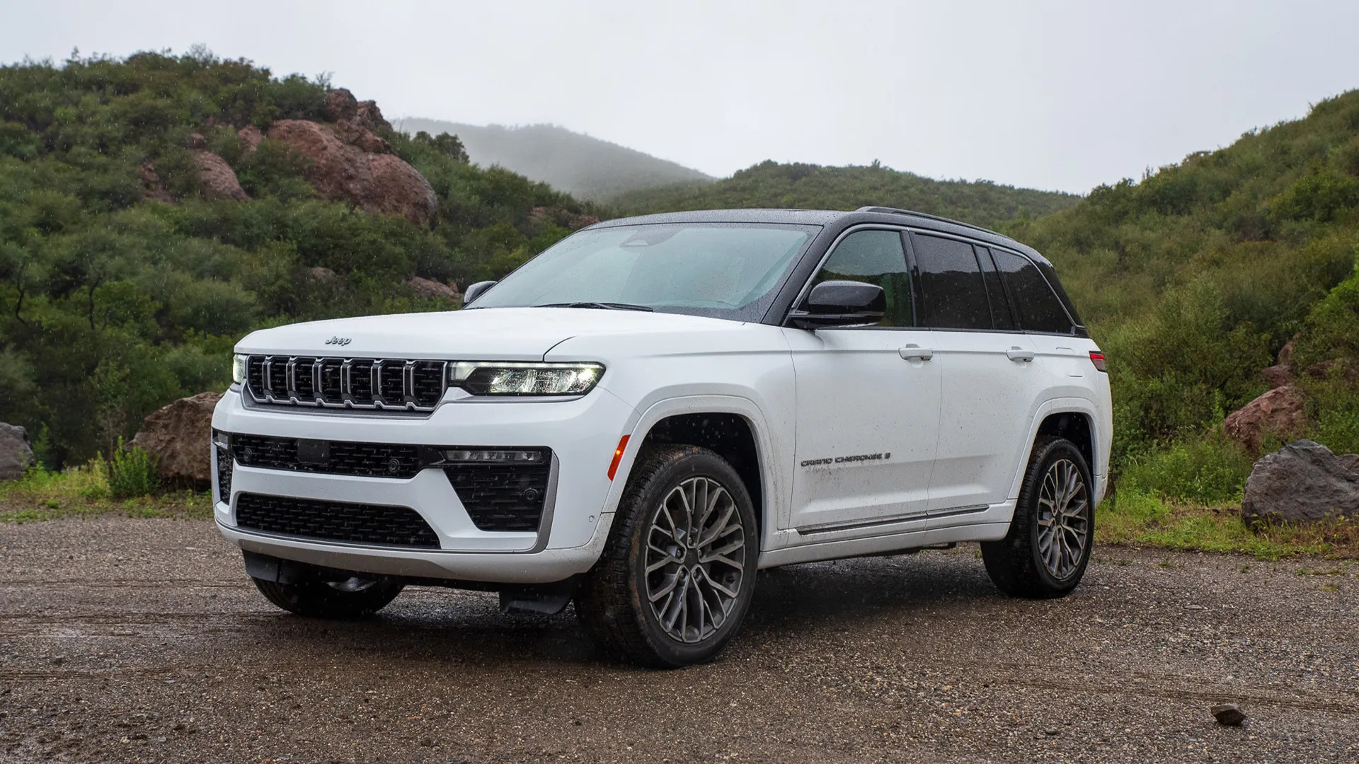 How Does The 2026 Grand Cherokee’s Ride and Handling Compare to Rivals Like Telluride, Highlander, and Explorer?